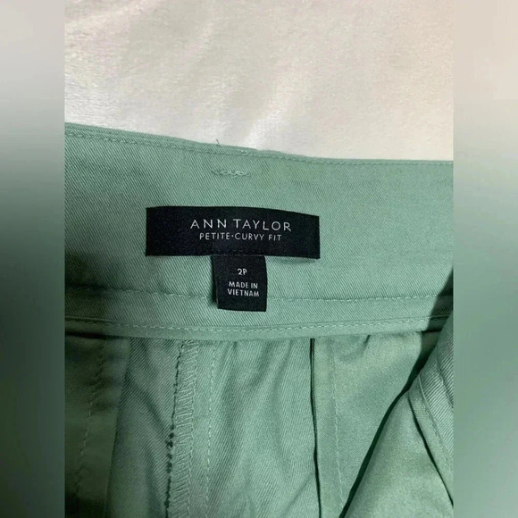 Women’s Ann Taylor Petite Curvy Fit Capri Pants, Size 2P,  Sage Green, Pre-owned - Picture 2 of 5
